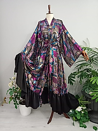 Abaya Saçaklı Şifon Kumaştan Desenli Etekleri Fırfırlı.