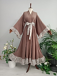 Abaya Medine İpeğinden Sütlü Kahve Renkli Kolları ve Eteği Fırfırlı.