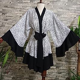İpek Saten Kumaştan Tasarım Desenli Kısa Kimono.