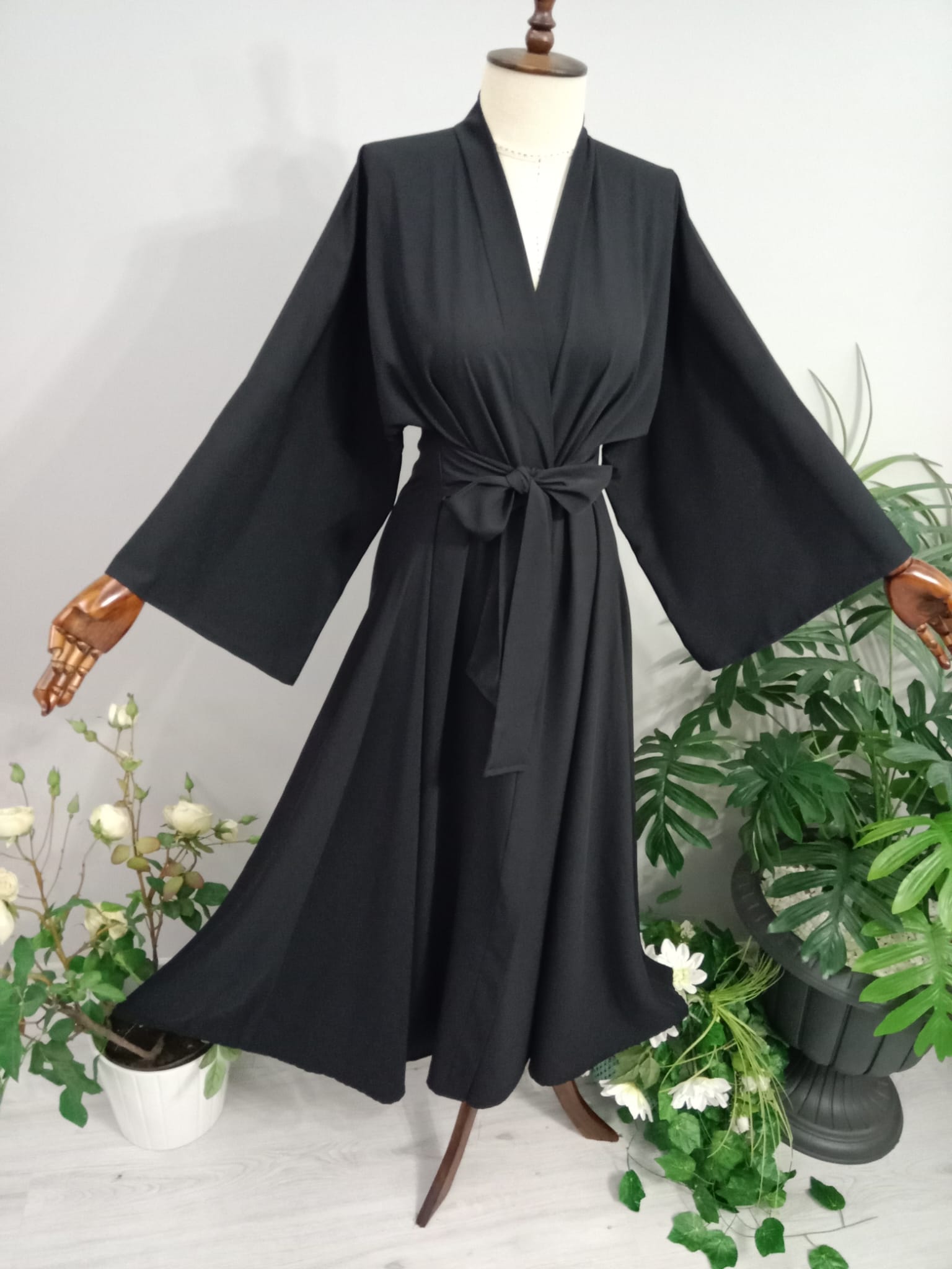 Abaya Medine İpeğinden Siyah Renk.